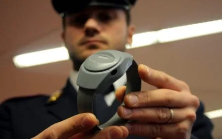 Se manca il braccialetto elettronico la scelta della misura sostitutiva spetta al giudice.