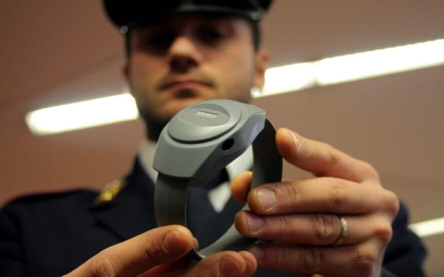 Se manca il braccialetto elettronico la scelta della misura sostitutiva spetta al giudice.