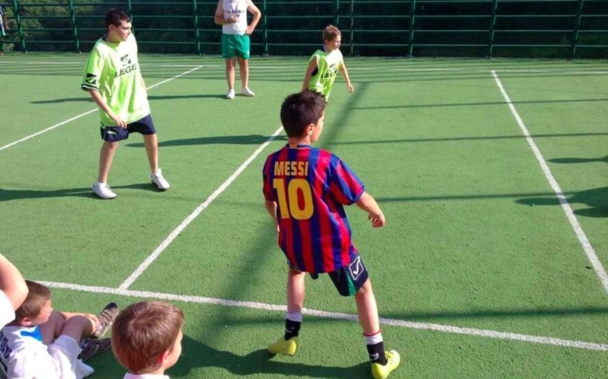 Fallo pericoloso in una partita tra compagni di scuola: è reato.
