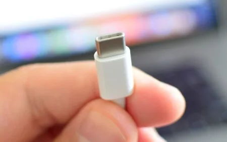 Il caricabatterie universale sarà di tipo USB-C