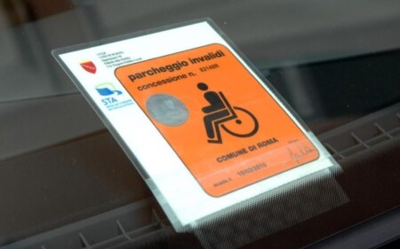 L’utilizzo di una fotocopia del contrassegno per disabili da parte del disabile medesimo a determinate condizioni non costituisce reato