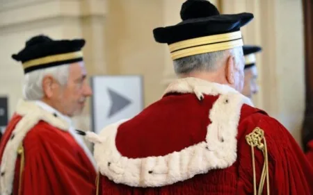 Il divieto imposto ai magistrati di iscriversi ad un partito politico non è incostituzionale
