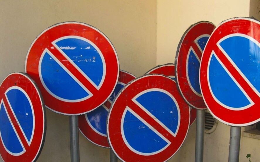 É possibile ricevere più contravvenzioni consecutive per divieto di sosta ?