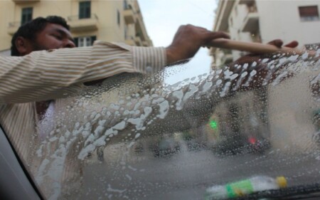 Nessun risarcimento del danno per il fastidio arrecato da lavavetri e mendicanti