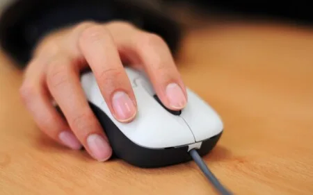 Tecnopatia per uso eccessivo del mouse. Risarcibili le patologie che ne derivano.