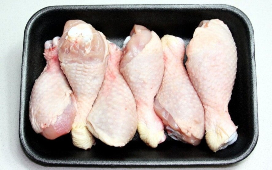 Il diritto UE prevede sanzioni per le carni contaminate da salmonella in ogni fase del “periodo di conservabilità”, inclusa la vendita al dettaglio.
