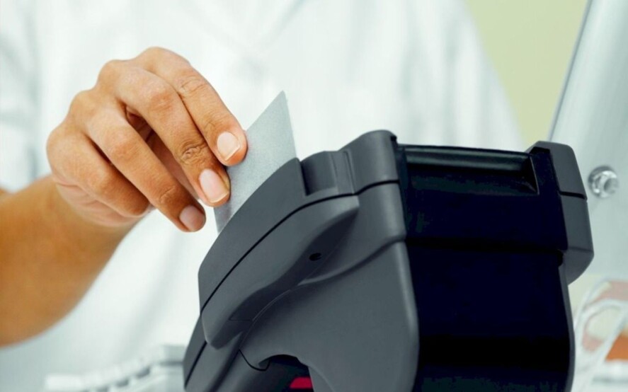 Trasmissione telematica delle operazioni IVA e fatturazione elettronica tra privati. Approvato il decreto legislativo.