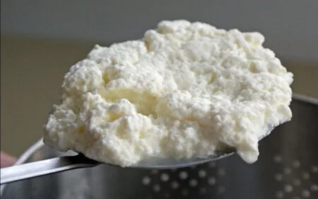 È reato la vendita di formaggi “freschi” prodotti con latte in polvere.
