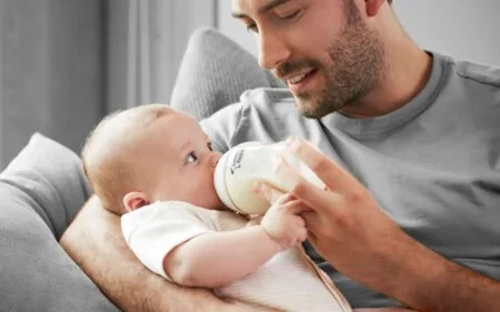 Periodi di riposo retribuito durante il primo anno di vita del bambino: spettano al padre lavoratore anche se la madre è casalinga.