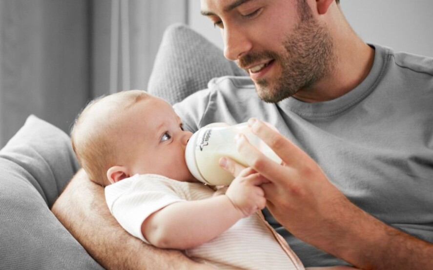 Periodi di riposo retribuito durante il primo anno di vita del bambino: spettano al padre lavoratore anche se la madre è casalinga.
