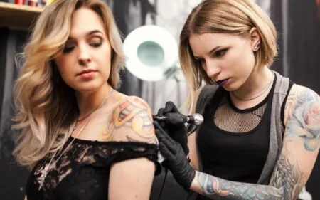 Tatuaggi colorati vietati dal 2022, banditi i pigmenti contenenti isopropanolo
