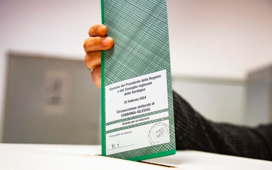Vietato fotografare la scheda elettorale ma anche introdurre in cabina elettorale telefoni o altri strumenti atti a fotografare il voto